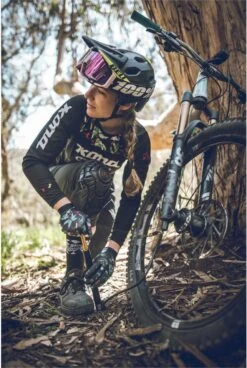 Lezyne Micro Floor Drive HV Floor Pump (Max 90 Psi / 6 Bar) Black -Lezyne 15996095eeb6a0c3ef197.73064584