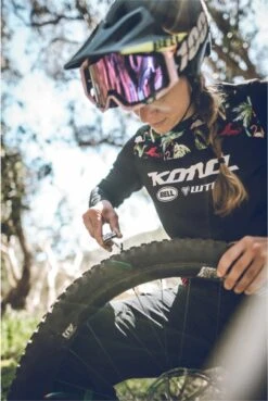 Lezyne Classic Tubeless Kit + 5 Tire Plugs -Lezyne 15996355f105881124972.44460644