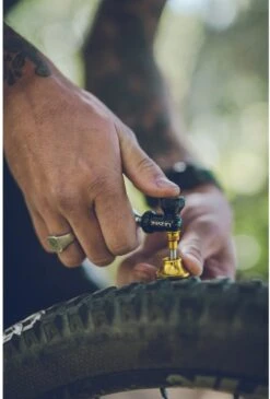 Lezyne Tubeless Co2 Blaster W/Two 20g Cartridges 9 Lezyne Tubeless Co2 Blaster W/Two 20g Cartridges -Lezyne lezyne tubeless co2 blaster 379297 15 1